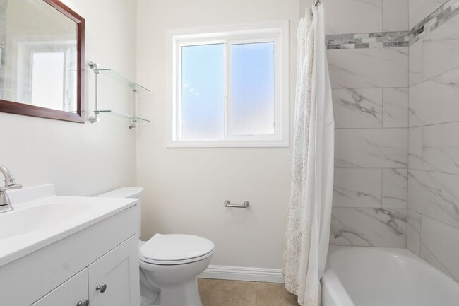 Building Photo - Spacious 3 Bedroom 2 Bath Available Now!