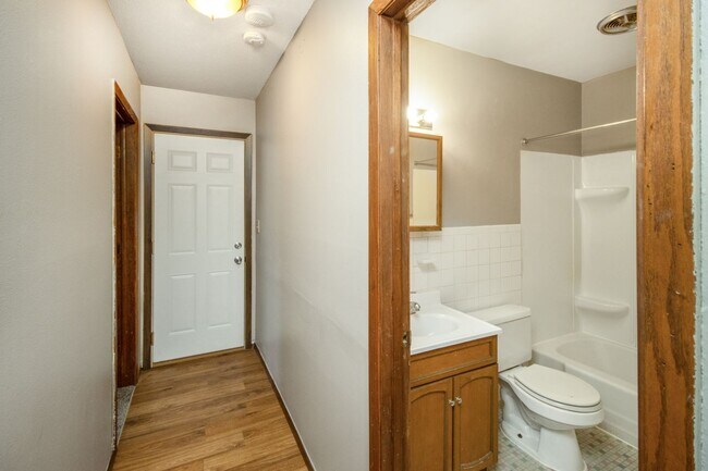 Building Photo - 2 Bed/1 Bath Apart- Off-Street Parking- Near Cub Foods- Available May 1