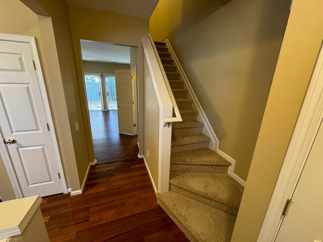 Building Photo - End Unit Townhome in Willowmere, Right out...