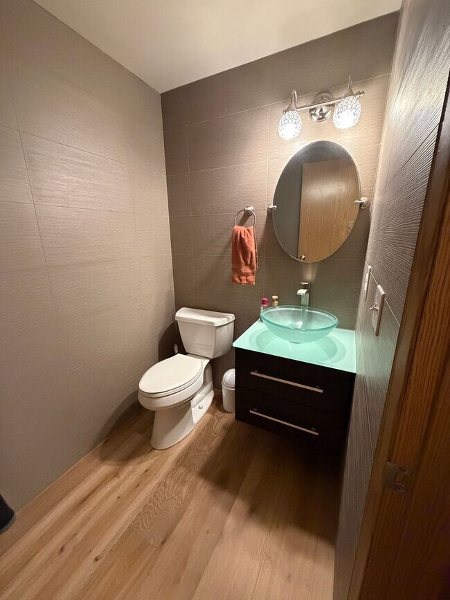 Building Photo - Modern 3 BD | 2.5 BA | 1,476 SF | 1-Car Garage | Solar Panels | Mountain View Community