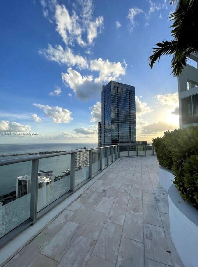 Building Photo - 1300 Brickell Bay Dr