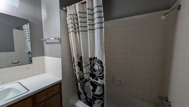 Building Photo - 126 N Draper Ave