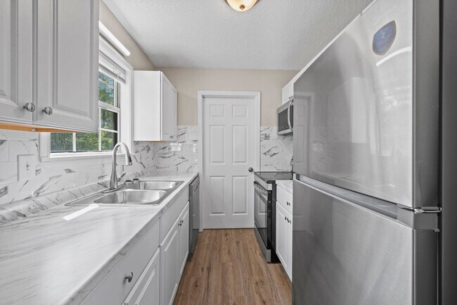 Building Photo - Beautifully Renovated Home!