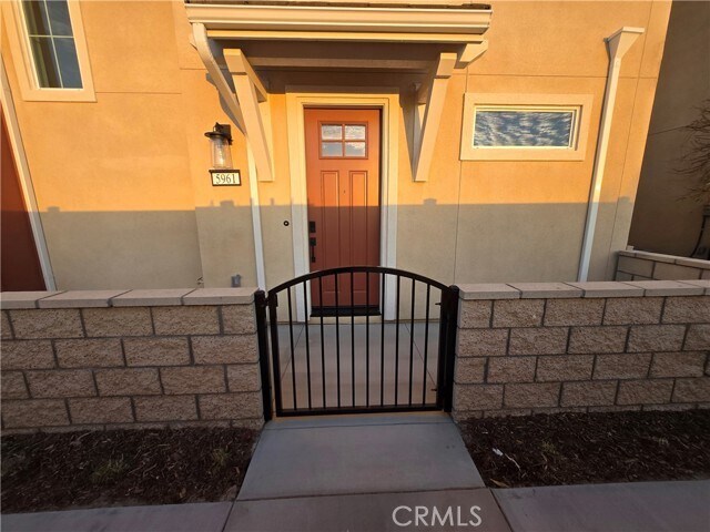 Building Photo - 5961 Huntington Dr
