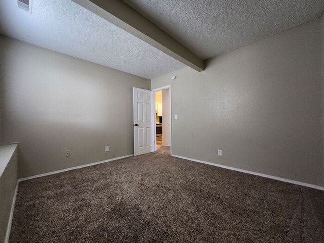 Building Photo - 2-Bedroom Apartment -Great Location! Limit...