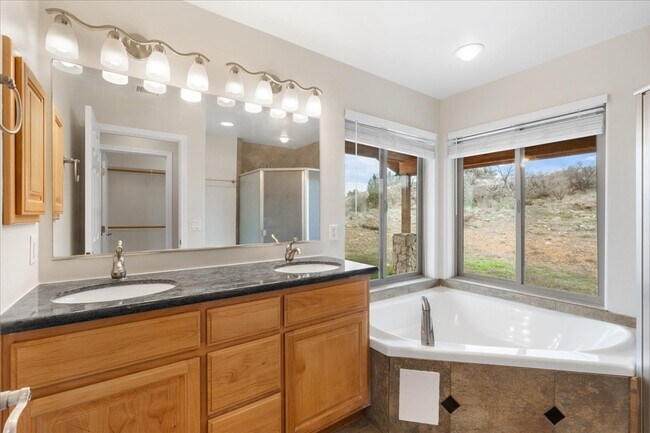 Building Photo - 815 E Paniolo Wy