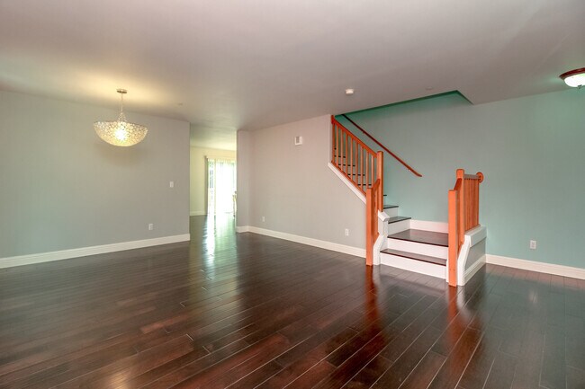 Building Photo - 1566 Jensen Ave