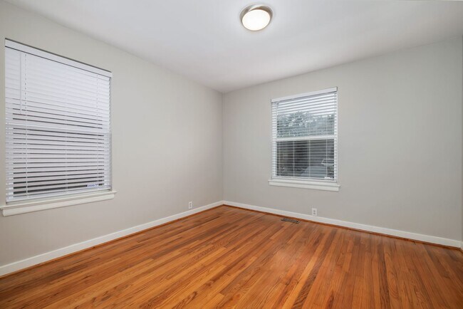Building Photo - Beautiful Large Condominium for Lease Now