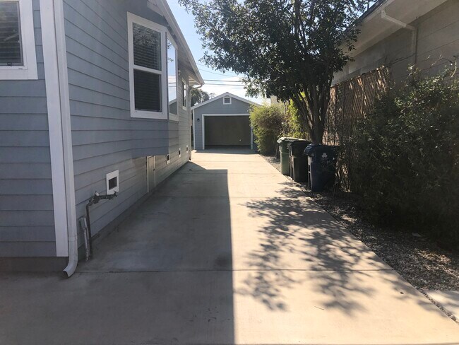 Side of the house to park extra car or Barbecue - 676 Broadway St