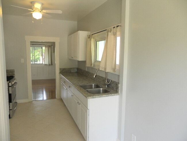 Building Photo - 324 Vista Pl