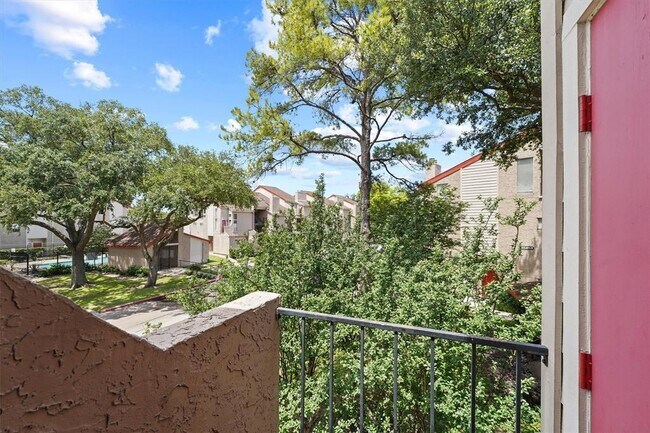Building Photo - 10855 Meadowglen Ln