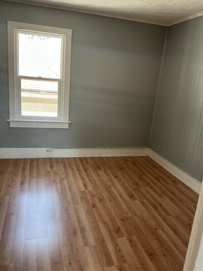 Building Photo - 3 Bedroom / 1 Bathroom House in Peoria