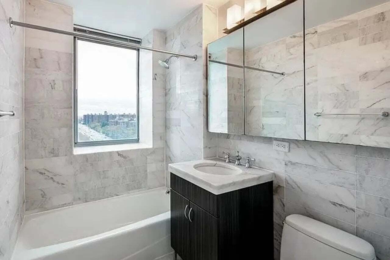 Building Photo - 307 Gold St