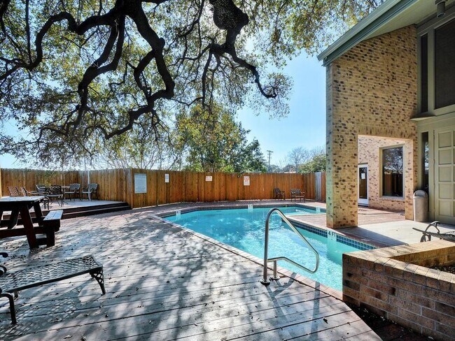 Building Photo - 8888 Tallwood Dr