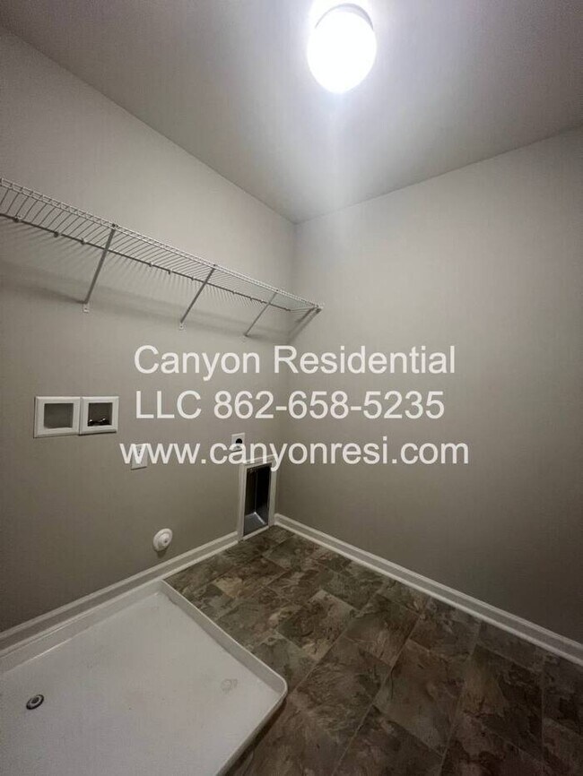 Building Photo - Beautiful 3 Bedroom 2.5 bath in well sough...