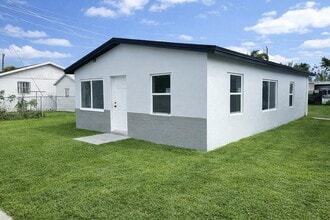 Building Photo - 1405 NW 5th Ct