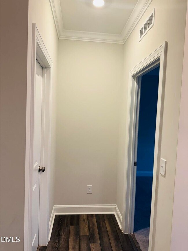 Building Photo - Stunning 4 Bedroom 3 Bathroom Single Family Home with 1st floor office w/ FREE high-speed interne...