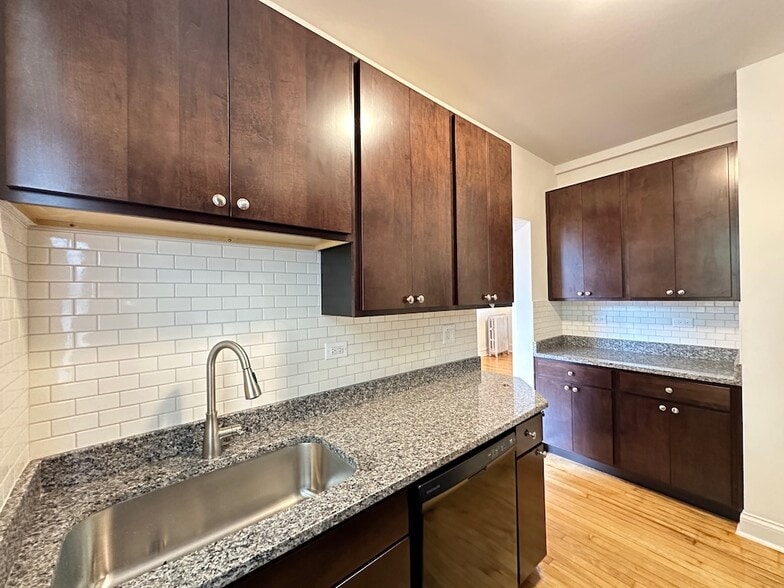 Building Photo - 2311 W Wilson Ave