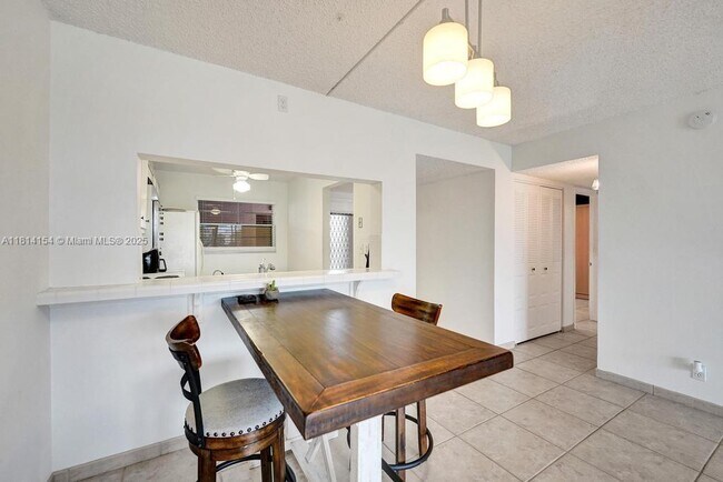 Building Photo - 1911 Sabal Palm Dr