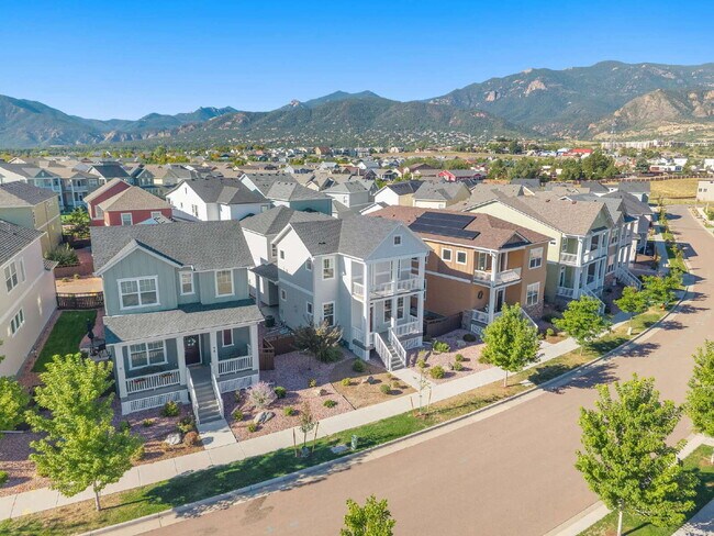 Building Photo - Modern 4 Bedroom, 2 Bathroom Westside Home with Balcony Views of Garden of the Gods!