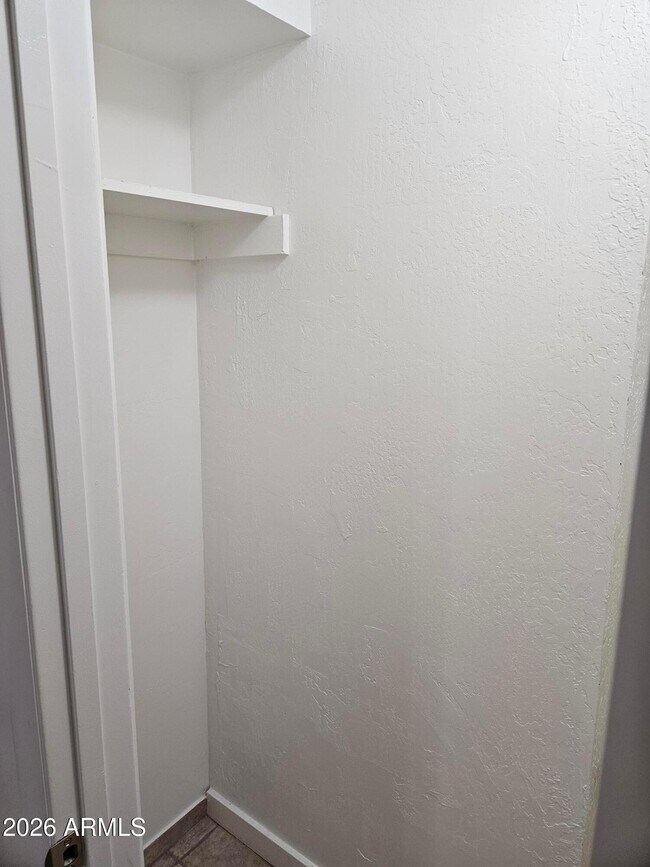 Building Photo - 703 W Rose Ln