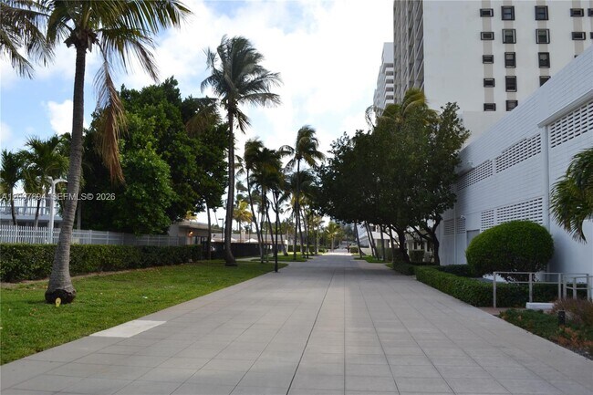 Building Photo - 2655 Collins Ave