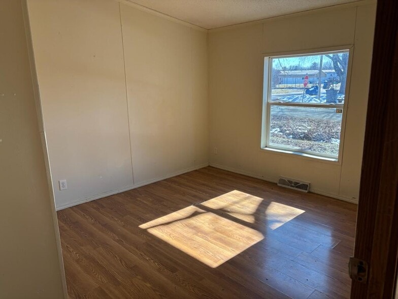 Building Photo - 823 W Oak St