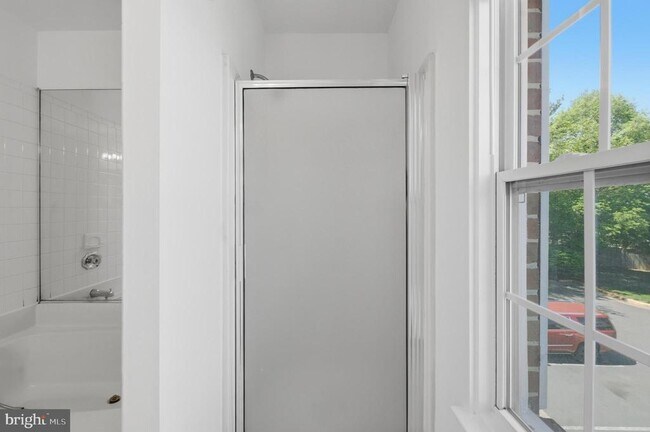 Building Photo - 46601 Carriage Ct