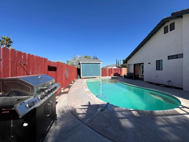 Building Photo - 3 Bedroom 2 Bathroom House with Swimming P...