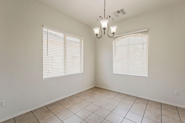 Building Photo - 3 Bed 2 Bath - New Kitchen Appliances\Carp...