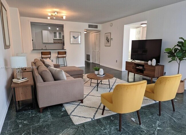 Building Photo - 2016 Bay Dr