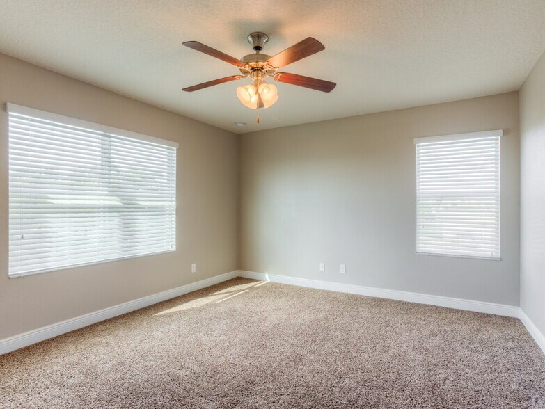 Building Photo - 1705 Southern Oak Loop