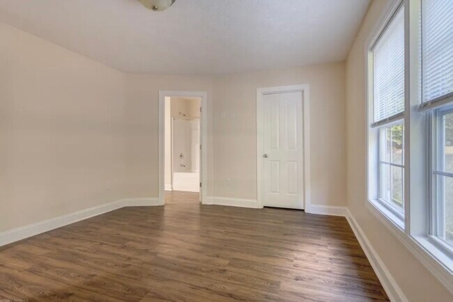 Building Photo - 435 Pin Oak Dr NW