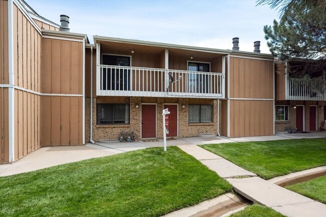 Building Photo - 2 bedroom 3 bath Updated townhome in Lakewood!