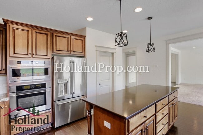 Building Photo - Spacious 4-Bedroom Portland Home with Fenced Yard, Fireplace & Modern Finishes!
