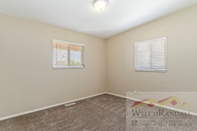 Building Photo - 2 Bed 1 Bath Roy Triplex