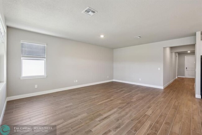 Building Photo - 9041 Dahlia Cir