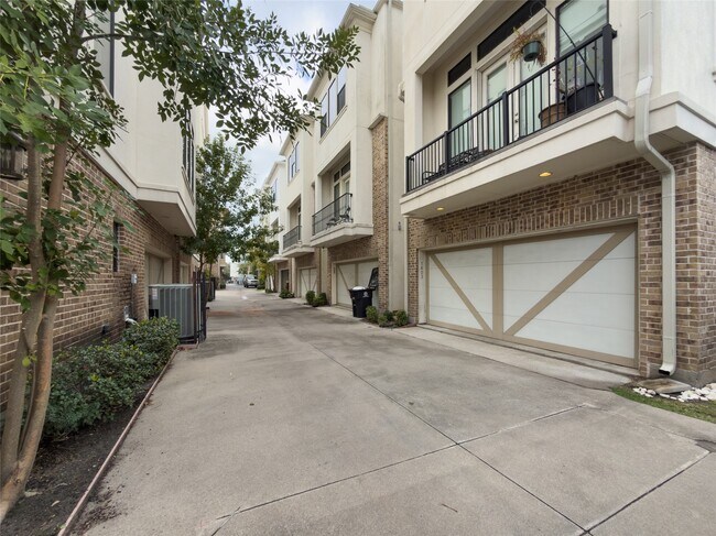 Building Photo - 1411 Elgin St