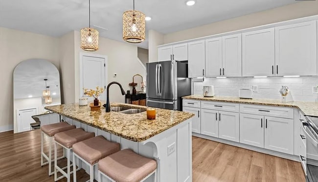 Building Photo - Like new modern maintenance free 3 bedroom 2.5 bath townhouse in Greensboro. Lawn care included.