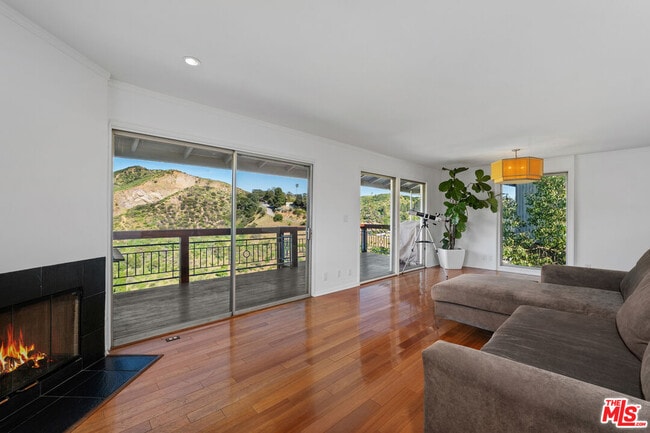 Building Photo - 2843 Lambert Dr