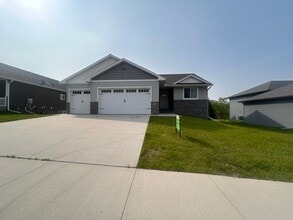 Building Photo - Bright & modern main floor living in newer home!