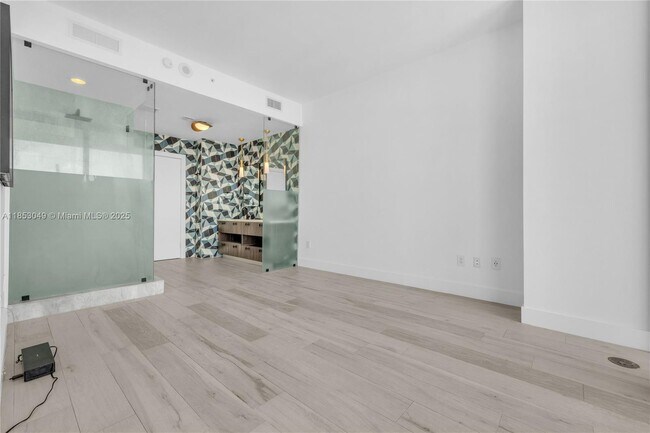 Building Photo - 480 NE 31st St