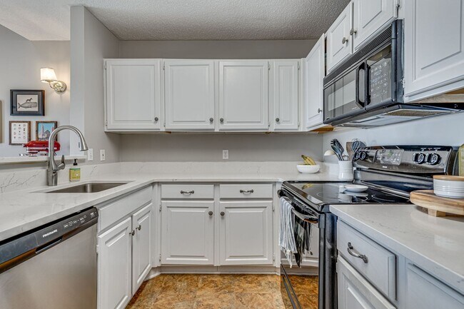 Building Photo - Top Floor Condo with Loft!