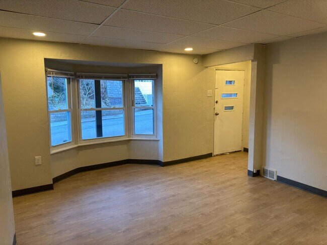 Building Photo - 847 Flemington St