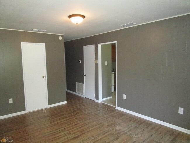 Building Photo - 2705 Village Green Ln