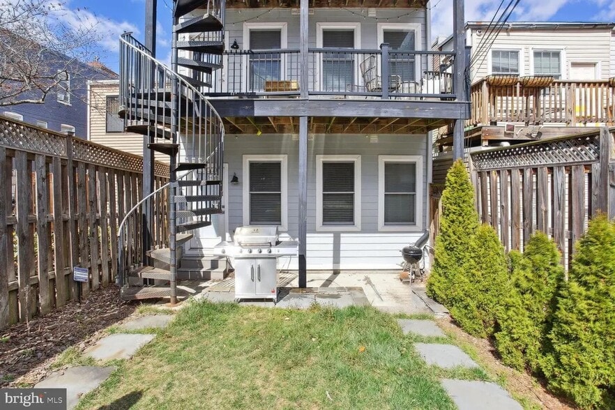 Building Photo - 1230 Fairmont St NW