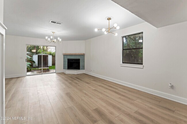 Building Photo - 798 Main St