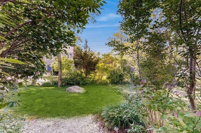 Building Photo - Large 5Br 3 1/2Ba Modern Home in Falmouth ...