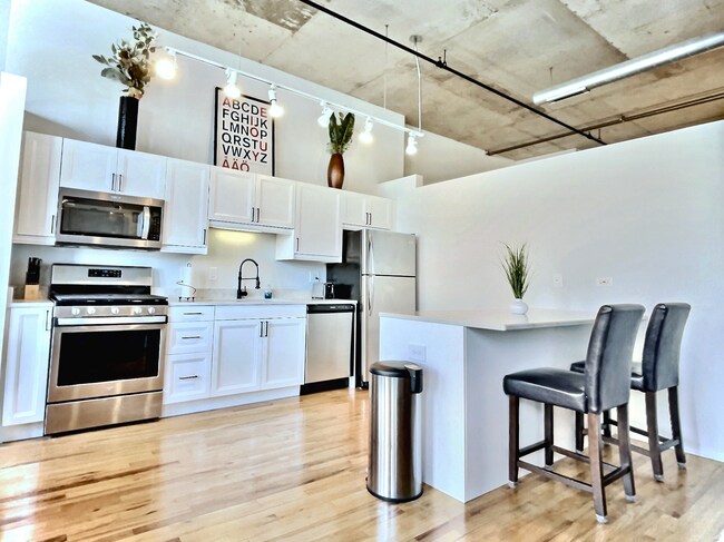 Lots of prep space, island seating - 6 S Laflin St