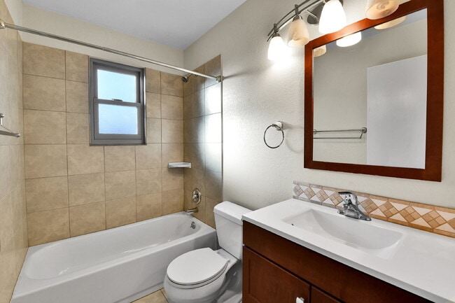 Building Photo - $2,895 - 3 Bed, 2.5 Bath Home in Broomfiel...